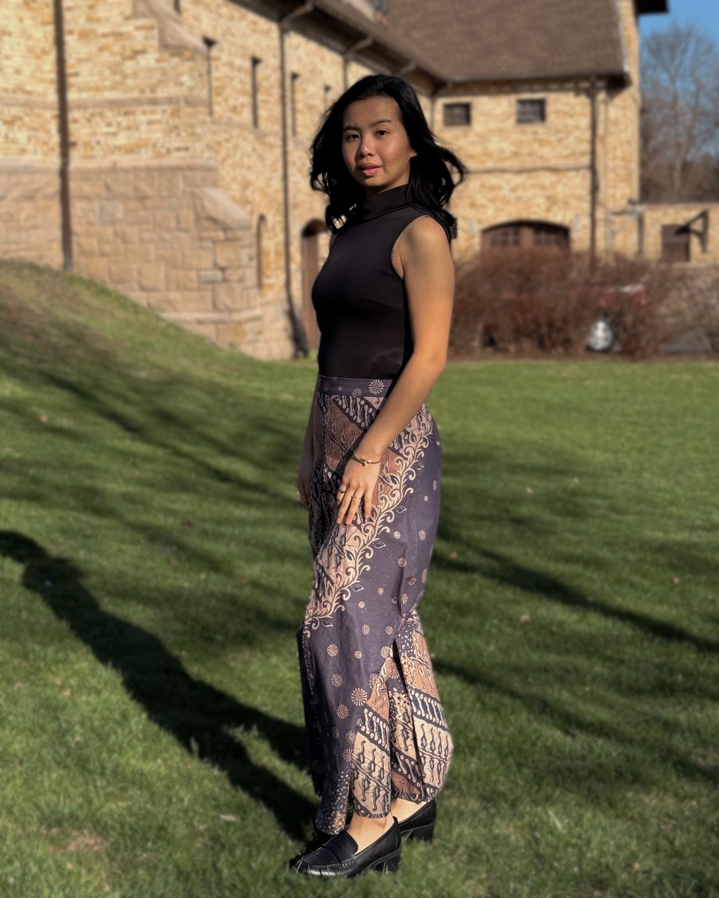 Side view of the Avery pants in Purple