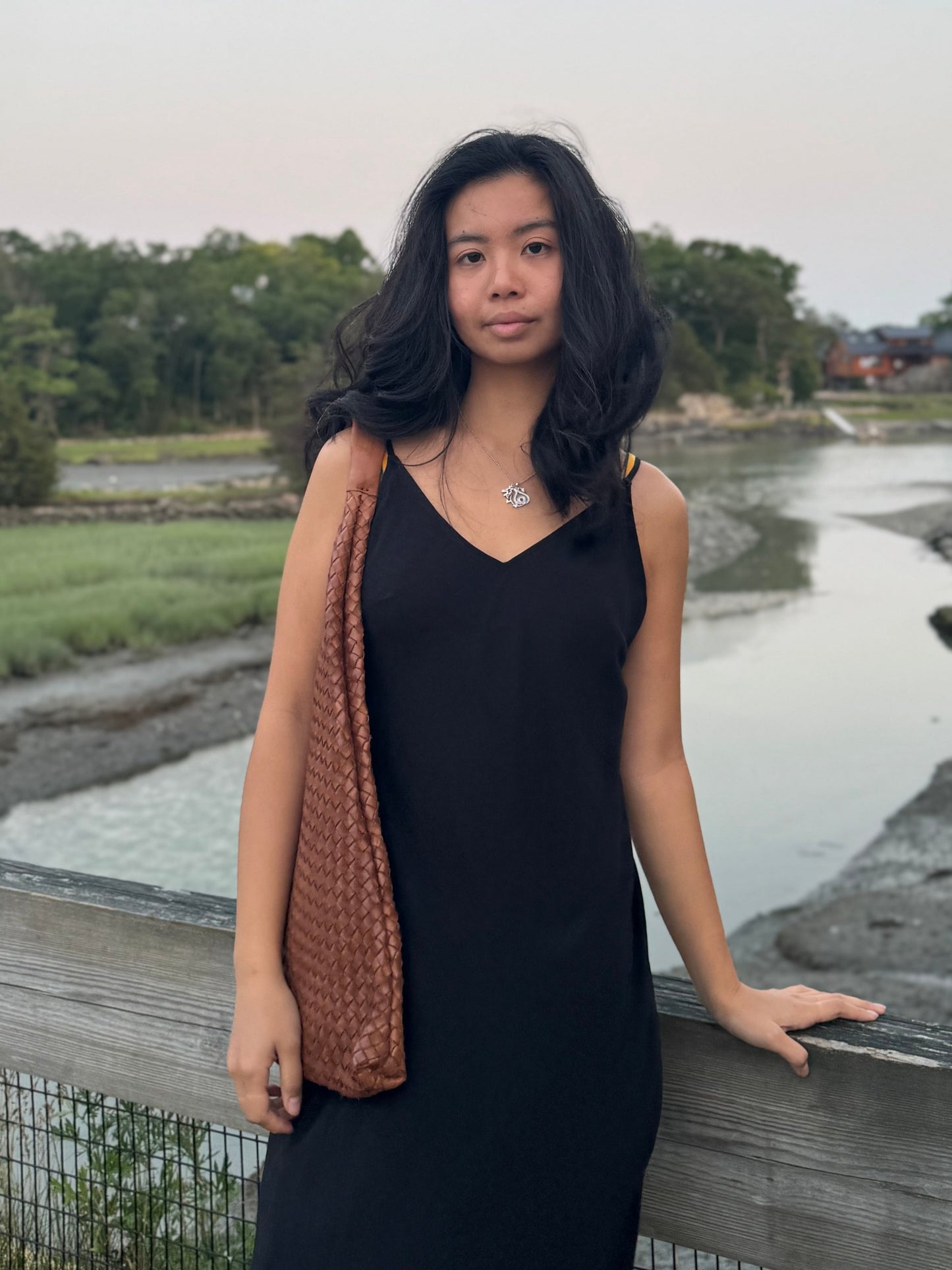 Model showing side profile for the Giana bag